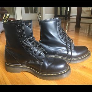 BLACK DR. MARTENS AIRWAIR